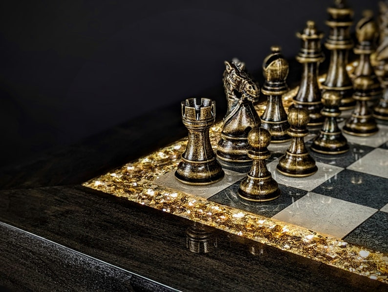 The Rook Black Chess Table Ceramic Tile LED Illuminated Resin Solid Wood Table, Handmade Artisan Chess Pedestal Game Table Bild 4