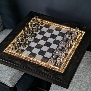 The Rook Black Chess Table Ceramic Tile LED Illuminated Resin Solid Wood Table, Handmade Artisan Chess Pedestal Game Table Bild 5