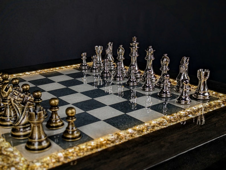 The Rook Black Chess Table Ceramic Tile LED Illuminated Resin Solid Wood Table, Handmade Artisan Chess Pedestal Game Table Bild 8