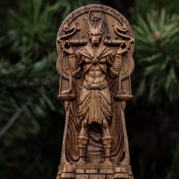 Estatua tallada en madera de Anubis: el guardián del más allá en la cultura egipcia