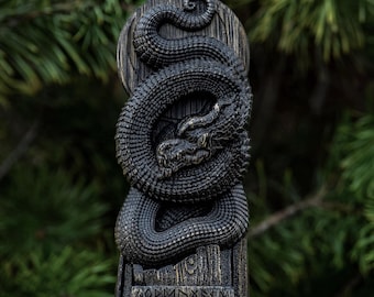 Jormungandr-standbeeld: donkergekleurd handgesneden eikenhouten Noorse decor