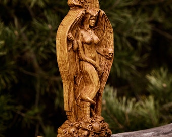 Statua di Lilith realizzata a mano in legno di quercia naturale.