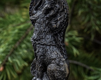 Standbeeld van Fenrir: handgesneden Noors heidens altaar