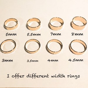 K&ouml;nnte beinhalten: Acht goldene Ringe in verschiedenen Breiten von 3 mm bis 8 mm. Die Ringe sind in zwei Reihen zu vieren angeordnet, wobei die Breite jedes Rings darunter angegeben ist.