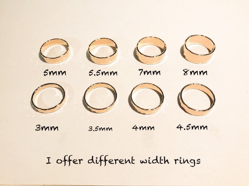 K&ouml;nnte beinhalten: Acht goldene Ringe in verschiedenen Breiten von 3 mm bis 8 mm. Die Ringe sind in zwei Reihen zu vieren angeordnet, wobei die Breite jedes Rings darunter angegeben ist.