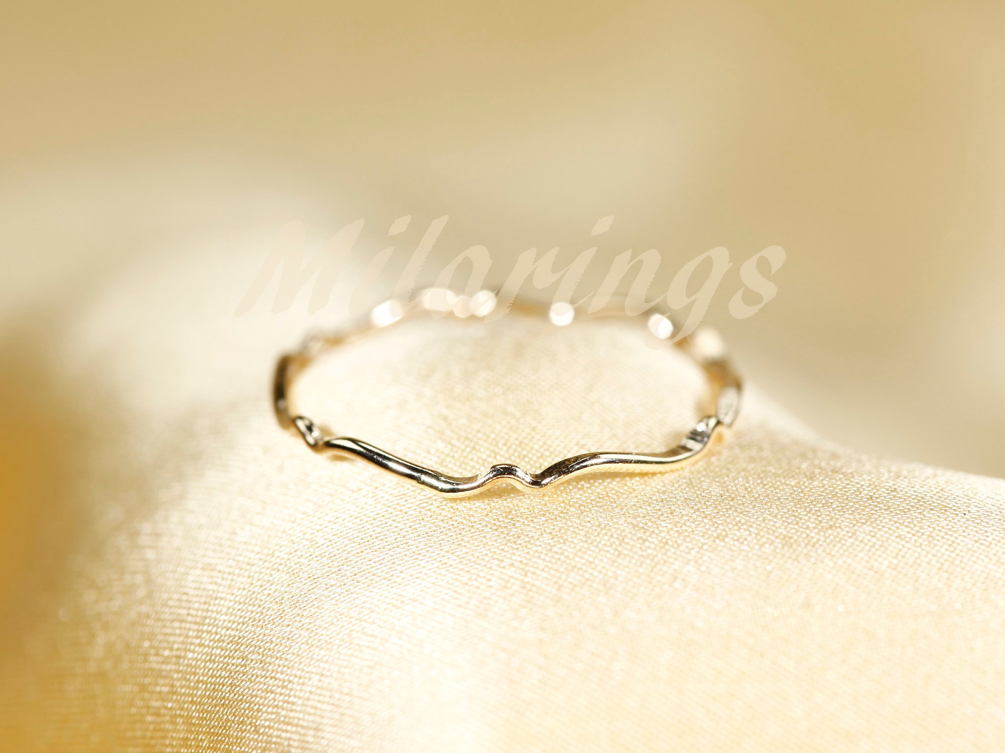 Anello solitario con moissanite rotonda da 0,5 ct, fascia sottile