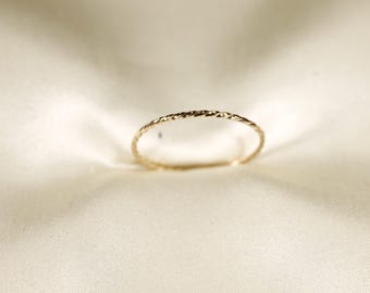 Anel de fio torcido preenchido com ouro 14K: estilo empilhável, 0,9 mm