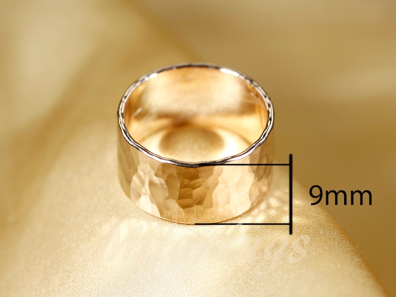 Op de afbeelding: Een gouden gehammerde ring met een breedte van 9 mm.