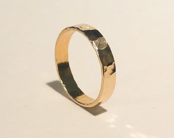Pierścionek z młotkowanego złota 14k o średnicy 4 mm, obrączka o szerokości 4 mm, nadaje się do noszenia na co dzień.