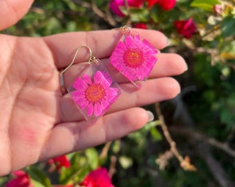 ピンクのデイジー樹脂イヤリング - ハンドメイド押し花ジュエリー - 彼女への花のギフト - ドライフラワーイヤリング