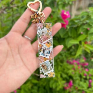 Gepersonaliseerde gouden fotosleutelhanger met vlinderbedel - Aanpassen met jouw foto's, harsfotosleutelhanger, gepersonaliseerd, jubileumcadeau