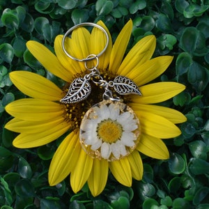 Pressed Daisy Resin Keychain – White and Gold Handmade Flower Keyring, Real Floral Accessory, Gift for Her