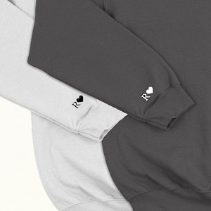 Sudadera con capucha bordada personalizada con inicial y corazón, sudadera con capucha para parejas, sudadera con capucha a juego, regalo para ella, regalo para él