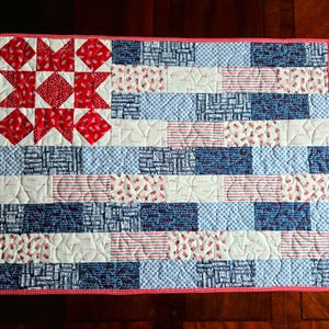 Amerikanische Flagge gesteppte Tischdecke: Apfelkuchen Americana (27x36 Zoll)