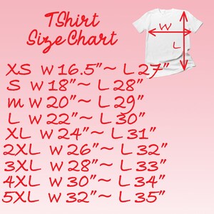 Op de afbeelding: Een rood-witte T-shirt maattabel met metingen in inches. De tabel toont de breedte- en lengtemetingen voor maten XS tot en met 5XL.