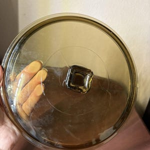 Tapa de cacerola de vidrio ámbar vintage Anchor Hocking con pomo cuadrado de 8–9 pulgadas.