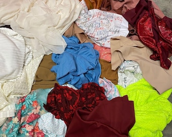 Lote de retales de tela: textiles mixtos, lentejuelas, encajes y estampados para manualidades.