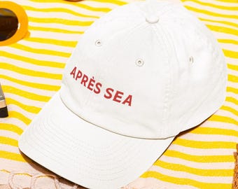 Gorra de béisbol minimalista estilo pescador francés con bordado Apres Sea, estilo "dad hat", con estética veraniega costera.