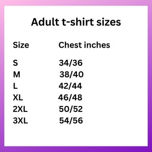 K&ouml;nnte beinhalten: Gr&ouml;&szlig;entabelle f&uuml;r T-Shirts f&uuml;r Erwachsene mit Brustumfang in Zentimetern. Gr&ouml;&szlig;en von S (86/91 cm) bis 3XL (137/142 cm). Die Tabelle hat einen wei&szlig;en Hintergrund und einen lila Rahmen.