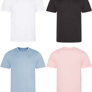 K&ouml;nnte beinhalten: Vier kurz&auml;rmelige T-Shirts in Wei&szlig;, Schwarz, Hellblau und Rosa. Jedes Shirt hat einen Rundhalsausschnitt und ein schlichtes Design. Die Shirts werden vor einem wei&szlig;en Hintergrund pr&auml;sentiert.