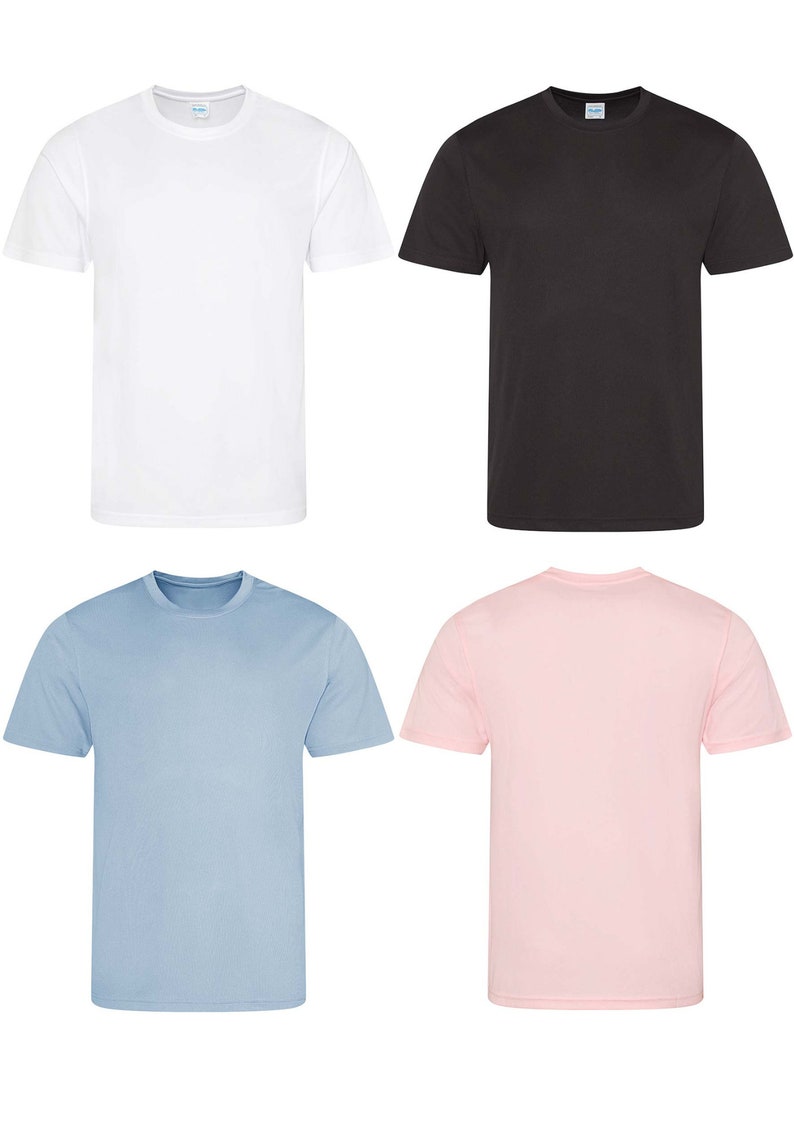 K&ouml;nnte beinhalten: Vier kurz&auml;rmelige T-Shirts in Wei&szlig;, Schwarz, Hellblau und Rosa. Jedes Shirt hat einen Rundhalsausschnitt und ein schlichtes Design. Die Shirts werden vor einem wei&szlig;en Hintergrund pr&auml;sentiert.