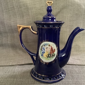 Czajnik kobaltowy Czajnik Thun z kobaltowym wykończeniem i złotym wykończeniem