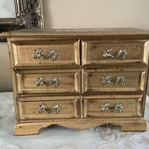 Florentine, musical wooden jewelry box gold three drawer