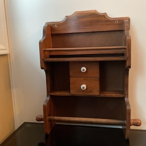Prateleira de especiarias de madeira vintage com suporte para toalhas de papel montado na parede em madeira maciça