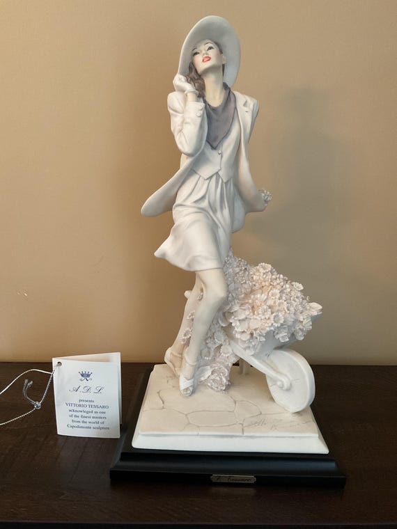 VittorioTessaro　ヴィットリオテッサーロ　女性　置物　イタリア製 Vittorio Tessaro Figurine Lady Wheelbarrow of Flowers - Etsy