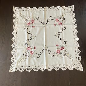 Ausgebogter Tischdecke Läufer Kleine Blume bestickte Tischdecke