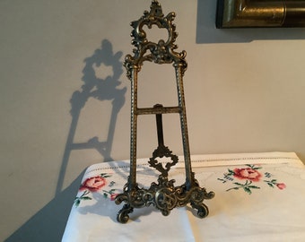 plate stand 17,5 cm high and 17 cm wide. Vintage solid cast brass easel