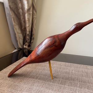 Vintage handgesneden houten vogelsculptuur uit het midden van de eeuw moderne kustvogel