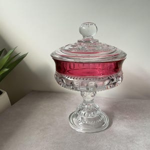 Kings Crown Thumbprint Ruby Flash Sokkelschaal met deksel, snoepkom