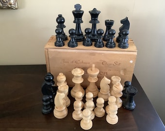 VINTAGE LARDY CHESS SET jeu d'échecs, glass-eyed, complete box, very
