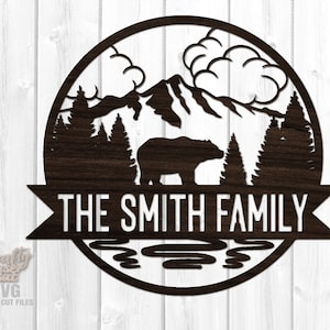 Bear Door Hanger SVG - File tagliati al laser - Bear SVG - Montagne - Monogramma Svg - Segno di benvenuto Svg - Segno della porta d'ingresso - File Glowforge