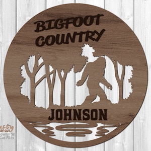 Colgador de puerta de Bigfoot SVG, Archivos de corte láser, Bigfoot SVG, Signo de bienvenida SVG, Bosque Svg, Decoración exterior, Letrero de puerta principal, Archivos Glowforge