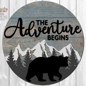 Forest Bear Door Hanger SVG - File tagliati al laser - Orso SVG - Avventura SVG - Arredamento cabina - Montagne Svg - Cartello porta d'ingresso - Glowforge Files