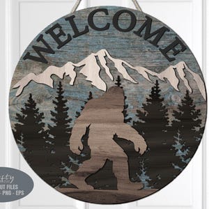 Cartello di benvenuto Bigfoot in formato SVG - Gancio per porta Bigfoot in formato SVG - File tagliato al laser Glowforge - Bigfoot in formato SVG - Foresta in formato SVG - Montagne in formato SVG - Sasquatch in formato SVG