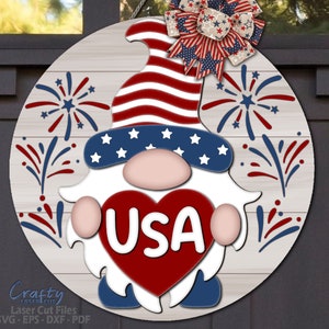 4. Juli Gnome Türschild SVG - Laser Cut Dateien - Patriotisches Willkommensschild SVG - Feuerwerk SVG - USA Türschild - Glowforge Files