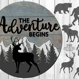 Pacchetto SVG Adventure Door Hanger - File tagliati al laser - Montagne SVG - Cartello di benvenuto SVG - Cartello porta camper - Cartello porta foresta - File Glowforge