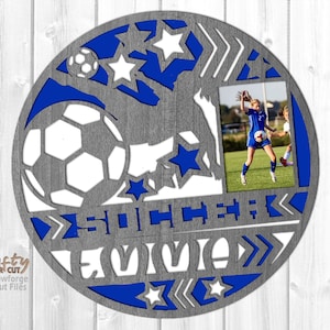 Accroche-porte football filles SVG - fichiers Glowforge découpés au Laser - football SVG - cadre Photo SVG - sport signe Svg - monogramme Svg - femmes sport