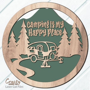 Camper Door Sign SVG - Archivos cortados con láser - Camping SVG - Camping Sign Svg - Camping Door Hanger - Camping es mi lugar feliz - Archivos Glowforge