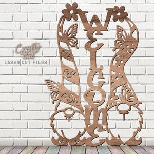 Puede incluir: Un letrero de bienvenida de madera con intrincados diseños florales y de mariposas. La palabra "WELCOME" está recortada en la madera y rodeada de flores y mariposas.