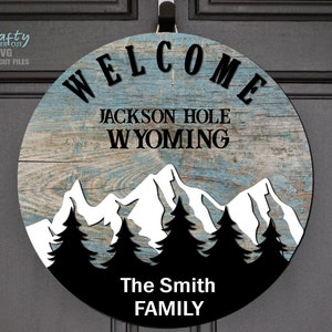 Señal de bienvenida de Moutain SVG - Archivos cortados con láser - Colgador de puerta del bosque SVG - Decoración de cabina SVG - Montaña Svg - Señal de puerta principal - Archivos Glowforge