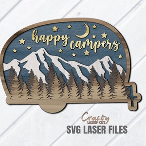 Camper Door Hanger SVG - File tagliati al laser - Happy Campers SVG - Cartello porta camper - Montagne - Avventura - Cartello campeggio Svg - File Glowforge