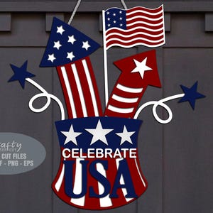 Colgador de puerta con fuegos artificiales patrióticos SVG - Letrero de bienvenida del 4 de julio SVG - Archivos cortados con láser - Letrero de puerta de EE. UU. SVG - Letrero patriótico para porche - Glowforge