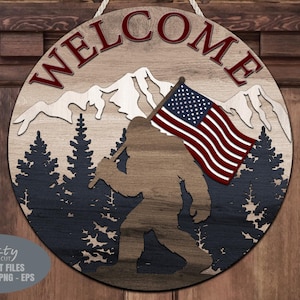 Appendino per porta patriottico Bigfoot in formato SVG - Cartello di benvenuto in formato SVG - File tagliati al laser - 4 luglio - Bandiera americana - Cartello per porta nella foresta - File Glowforge
