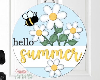 Op de afbeelding: Een rond houten bord met een blauwe achtergrond en witte madeliefjes. Het bord zegt "hello summer" in gele letters. Een bij vliegt in de buurt van de bovenkant van het bord.