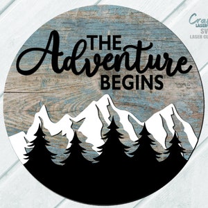 Adventure Door Hanger SVG Archivos cortados con láser - Camping SVG - Bosque SVG - Montañas Svg - Signo de bienvenida Svg - Signo de puerta principal - Archivos Glowforge