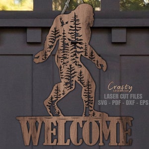 Gancio per porta Bigfoot in formato SVG - File di taglio laser Glowforge - Bigfoot in formato SVG - Foresta in formato SVG - Aquila in formato SVG - Sasquatch - Cartello di benvenuto in formato SVG - Cartello per porta Bigfoot